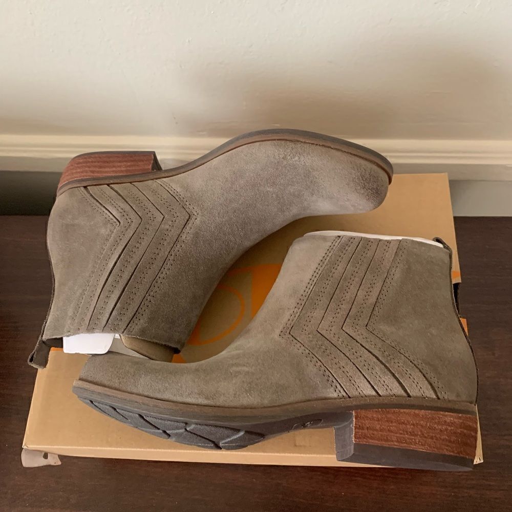 Korks easy Women’s cutler nubuck ankle bootie size 7 NIB